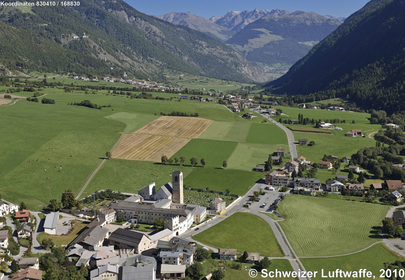 Unesco-Weltkulturerbe: Claustra Son Jon (Position: 2'830'478.67, 1'168'709.75). In der Bildmitte verläuft die Landesgrenze Schweiz-Italien. Blick Richtung Vinschgau ins Südtirol. - Der Einfluss der Benediktinerinnen reichte von Öztal und Unterengadin bis in den Vinschgau und ins Etschgebiet.